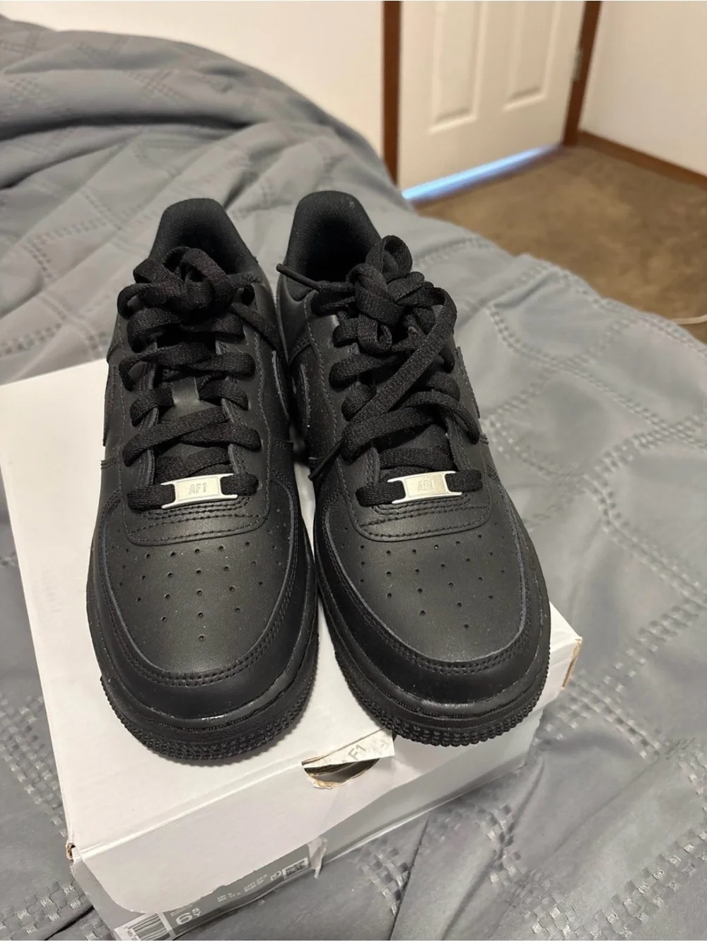 Nike Air Force 1 GS Size 6.5 – Triple Black / All Black (size 8 women’s